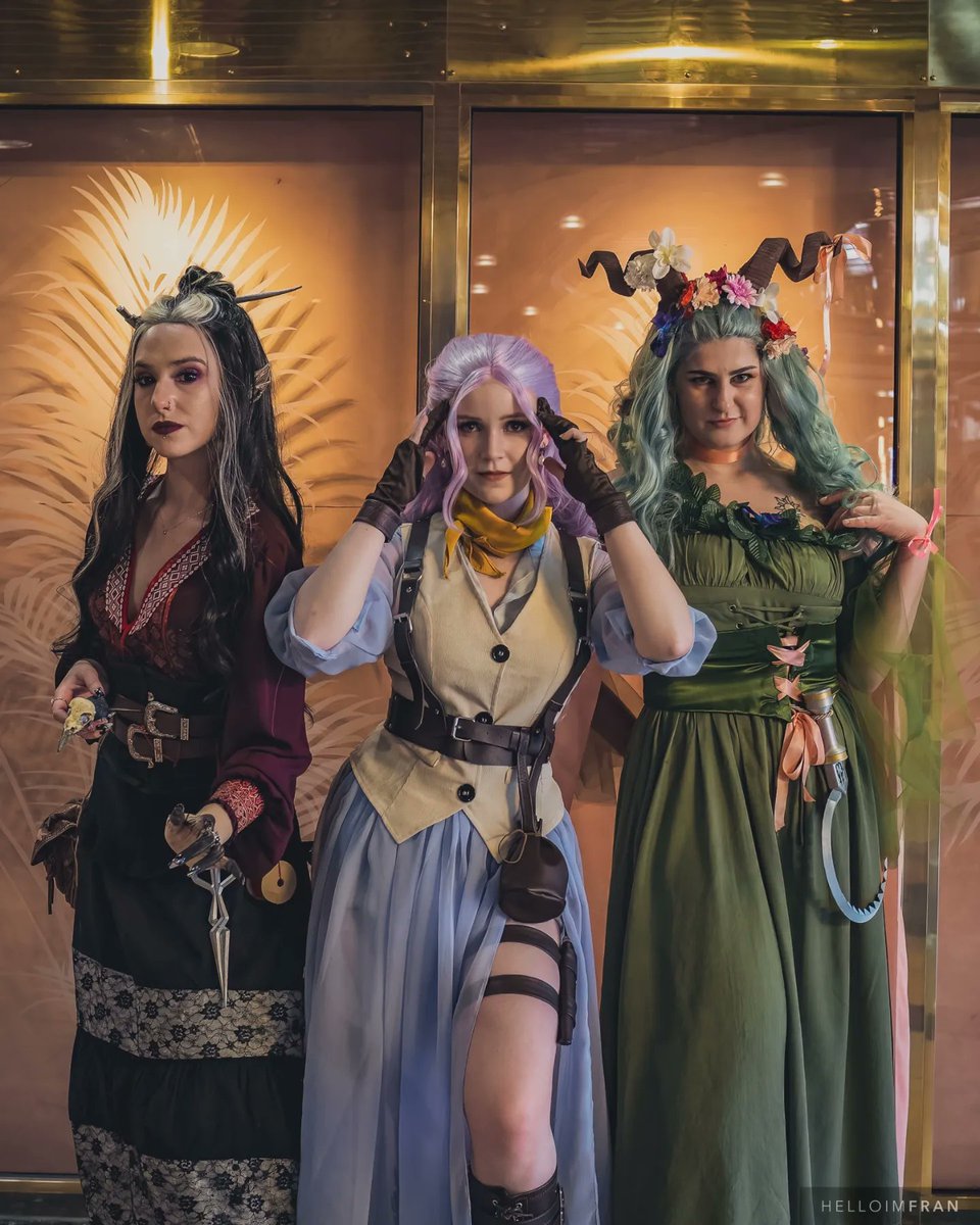 paindepeche's tweet photo. Witchy women ✨✨
📷 @helloimfran 
Laudna @/teodora.cosplay (IG)
Imogen @paindepeche 
Fearne @chaosfaun
 
#imogencosplay   #laudnacosplay   #criticalrolecosplay  #bellshellscosplay #fearnecosplay  #fearnecallowaycosplay #saveofmd #OurFlagMeansDeath #RenewAsACrew https://t.co/g0HOLbTIDc