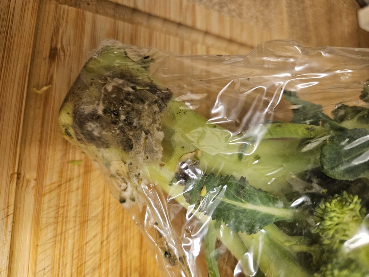 fairylander's tweet photo. @Tesco when you get your food delivery in the morning and your broccoli looks like this by teatime 🤮🤮 https://t.co/Ki4XkiDpKm