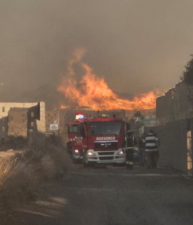 112canarias's tweet photo. Continúan las labores de extinción del incendio declarado en Arona #Tenerife.

https://t.co/HgdTbxjvYz https://t.co/sig87d2KTS