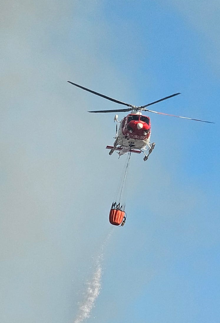 112canarias's tweet photo. Continúan las labores de extinción del incendio declarado en Arona #Tenerife.

https://t.co/HgdTbxjvYz https://t.co/sig87d2KTS