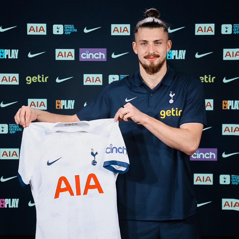 SpursOfficial's tweet photo. Radu has arrived 🤍

We are delighted to announce the signing of Radu Dragusin from Serie A side Genoa, subject to international clearance and a work permit ✍️