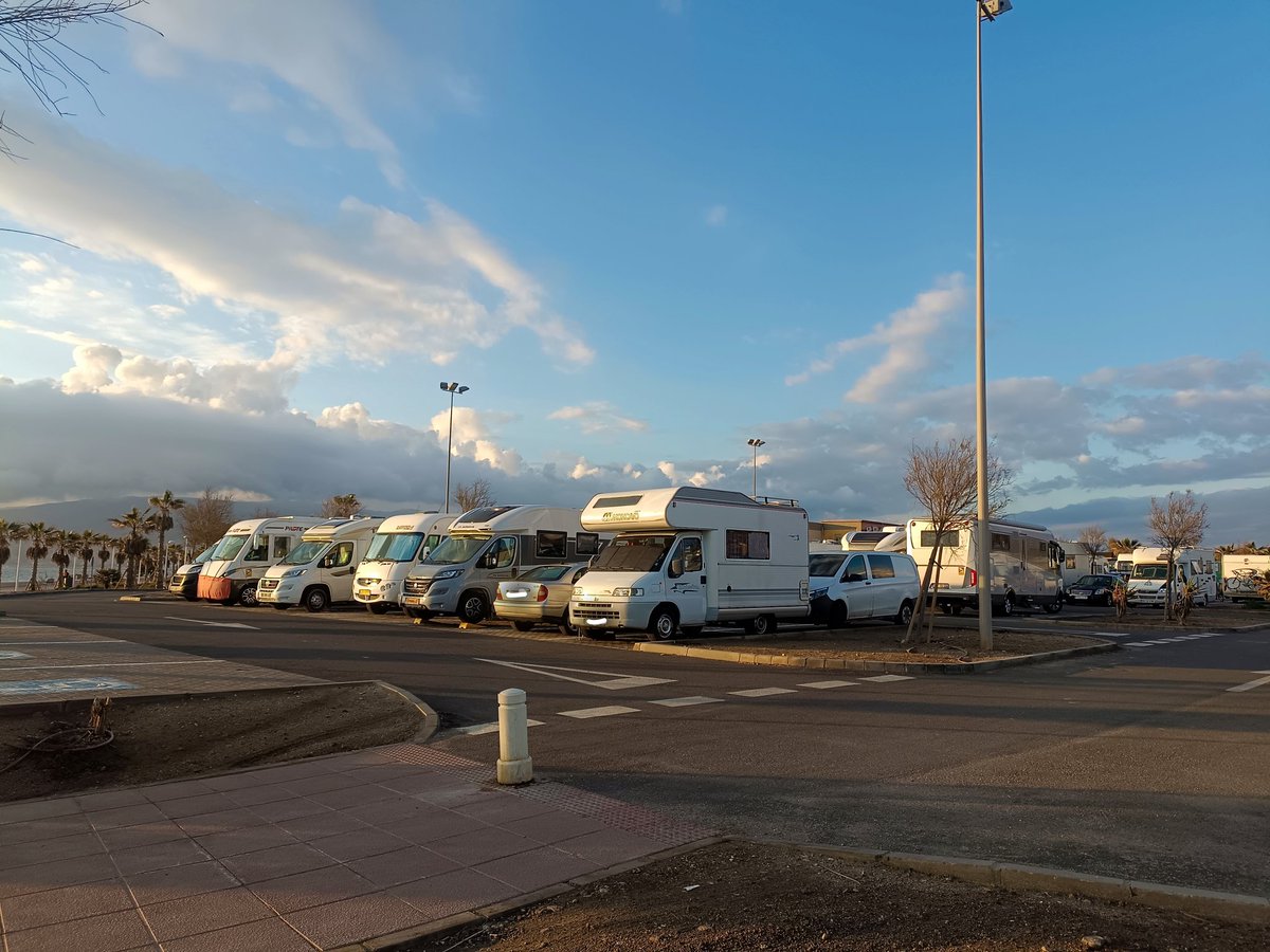 jorgeher76's tweet photo. @aytoalm ¿Se prevee una regulación del estacionamiento de caravanas en la zona de parking de la desembocadura del Andarax, frente a la playa? Con la masificación de caravanas, no hay sitio para estacionar turismos. Gracias https://t.co/5w9mz3Q9RG