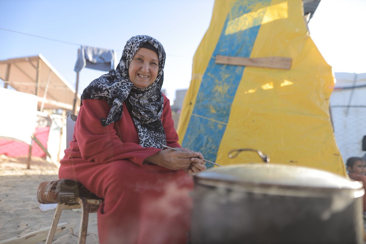 WCKitchen's tweet photo. Um Hassan &amp; her family left everything behind when they fled their home in central Gaza in search of safety. Like countless other families sheltering at this camp in Rafah, WCK-provided warm meals &amp; food kits are the only consistent source of food they have.
#ChefsForThePeople https://t.co/Yd55JbQafo