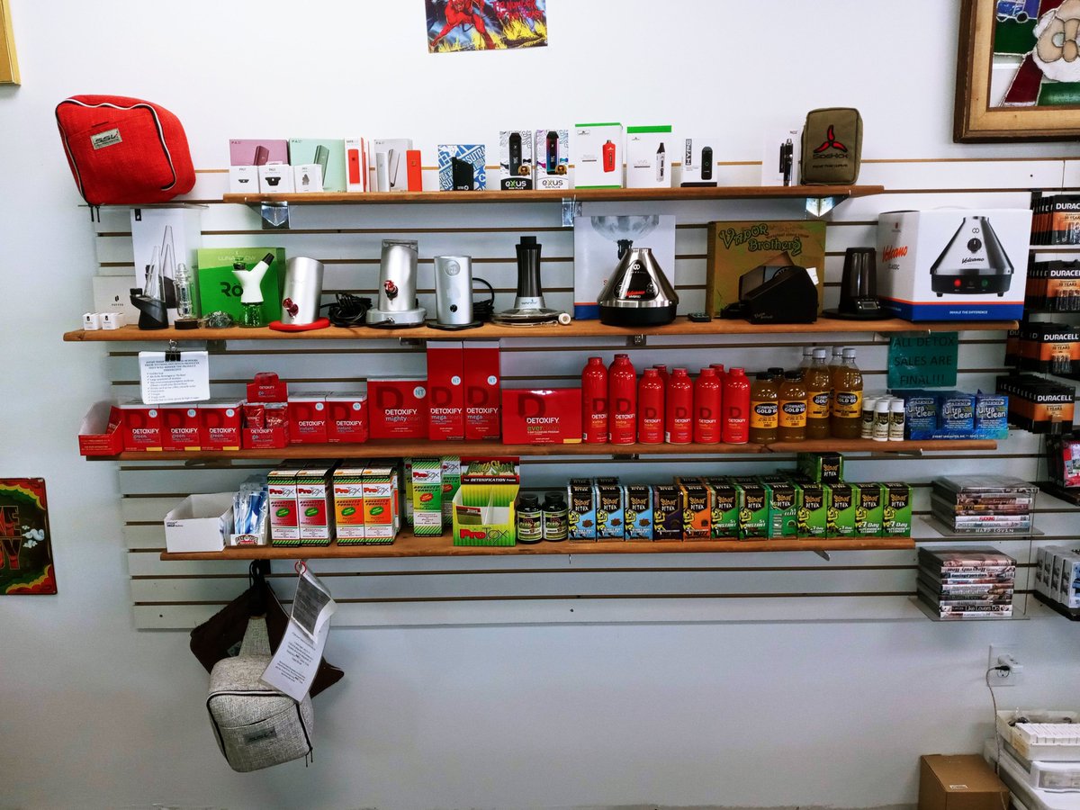 Every Gas Pipe has plenty of vapes! And plenty of detox options! We gotcha covered on the weekend, AND on the weekdays! This pic is from our spot on Maple. If ya haven't been in a while, stop by and check out our renovations!

#thegaspipe #dfw #smokeshop #vaporizer #detox