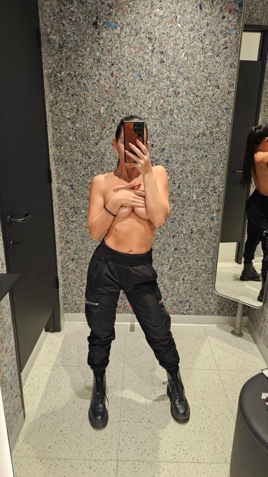 Why clothes? https://t.co/slflTe87PU<a href="/tag/mvsales"class="tags"><span>#mvsales</span></a>