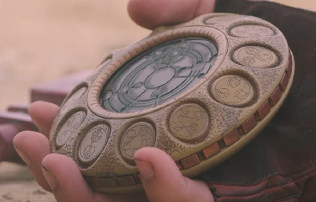 Much like Fifteen's sonic screwdriver, the wayfinder from the new #TheCollection trailer has buttons on it written in Loren Sherman's Gallifreyan. It's challenging to make out, but I'll attempt to translate them for you all in this thread. 🧵
