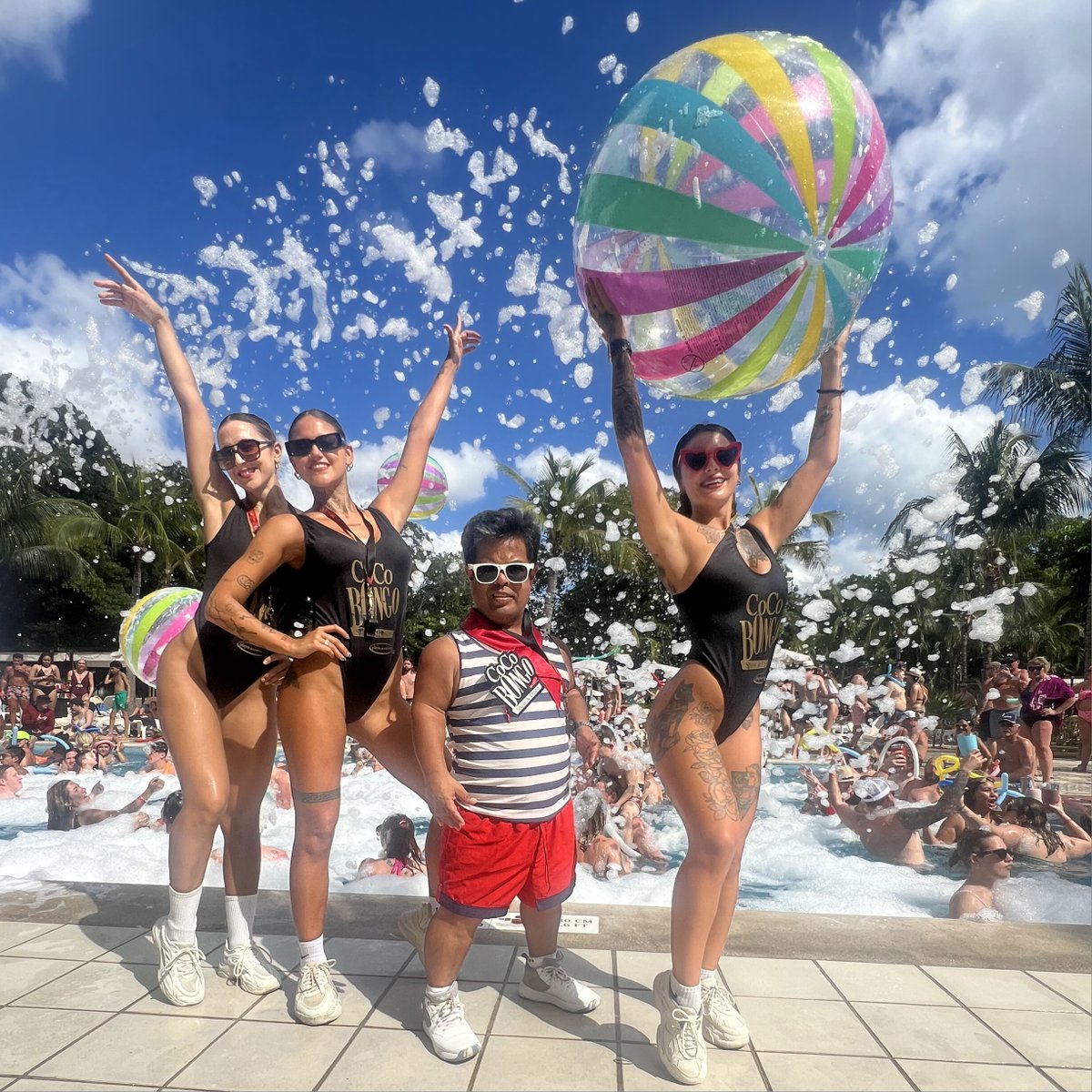 CocoBongoShow's tweet photo. Having fun #CocoBongoStyle in the @RivieraMaya! 😎 Let's get this party started! 🎉
👉 https://t.co/lG9yxjn4wq https://t.co/O4Xg5lt7mO