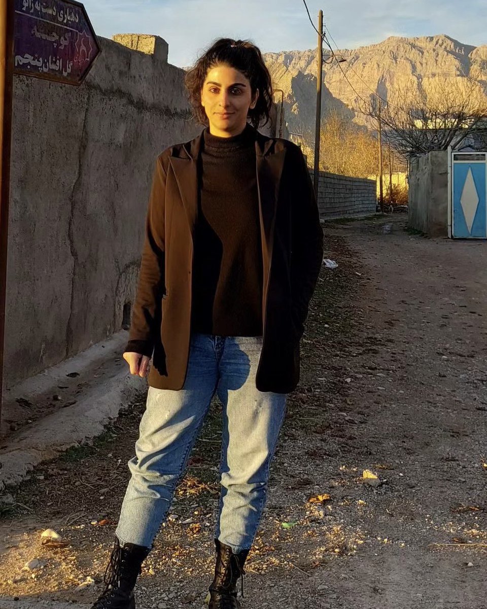 Despite enduring torture during her arrest, Sepideh Rashno refuses to cover her hair. She's been sentenced to four years in prison. Today, she shared a picture and reiterated the three words symbolizing her struggle and that of millions of Iranian women: #WomanLifeFreedom