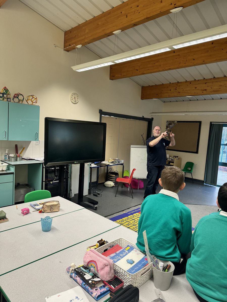 ALCroseheyworth's tweet photo. Here are Roseheyworth Road Year 6 learners learning about British Sign Language. Da iawn, pawb. https://t.co/o6yTm43NfG