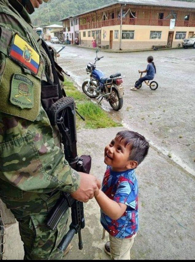 SbastienMlires1's tweet photo. 🇪🇨 El verdadero soldado no lucha porque odia a sus enemigos sino porque ama la sonrisa de los niños de su país. Ecuador está en las mejores manos. https://t.co/D38cPWcaU7