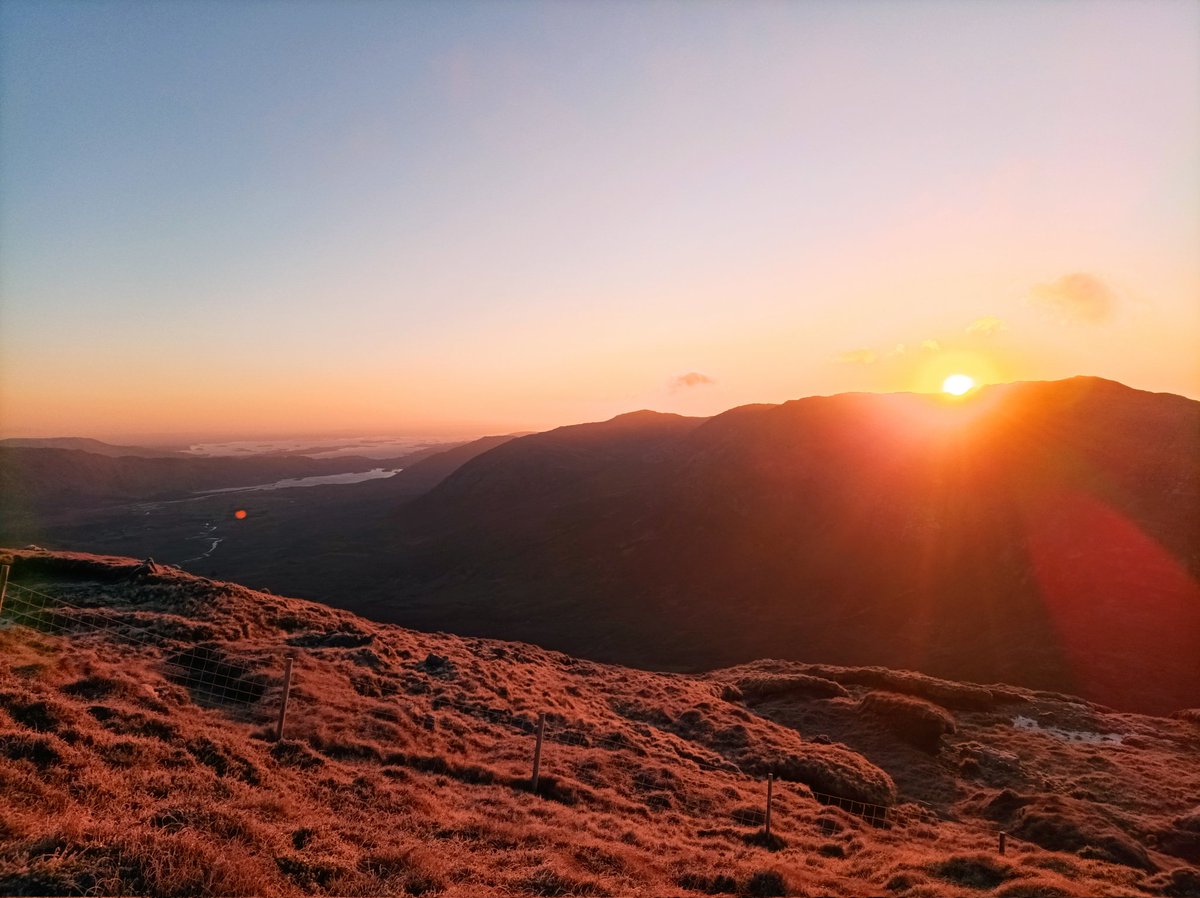 Folan123P's tweet photo. Binn Chaonaigh, Sléibhte na Maamturks ag Éirí na gréine #sioc  #conamara #hikingadventures #Sunrise https://t.co/AlDmYaYzq3