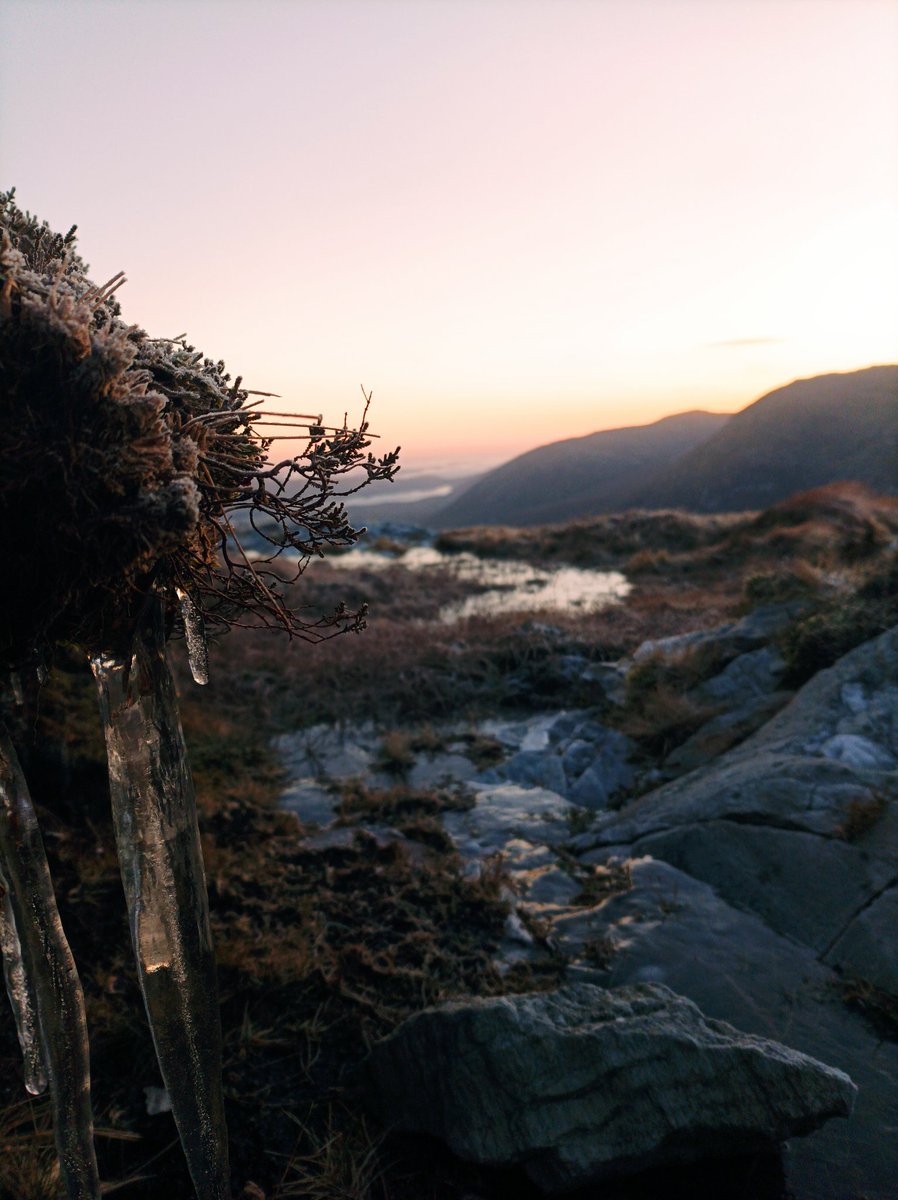 Folan123P's tweet photo. Binn Chaonaigh, Sléibhte na Maamturks ag Éirí na gréine #sioc  #conamara #hikingadventures #Sunrise https://t.co/AlDmYaYzq3