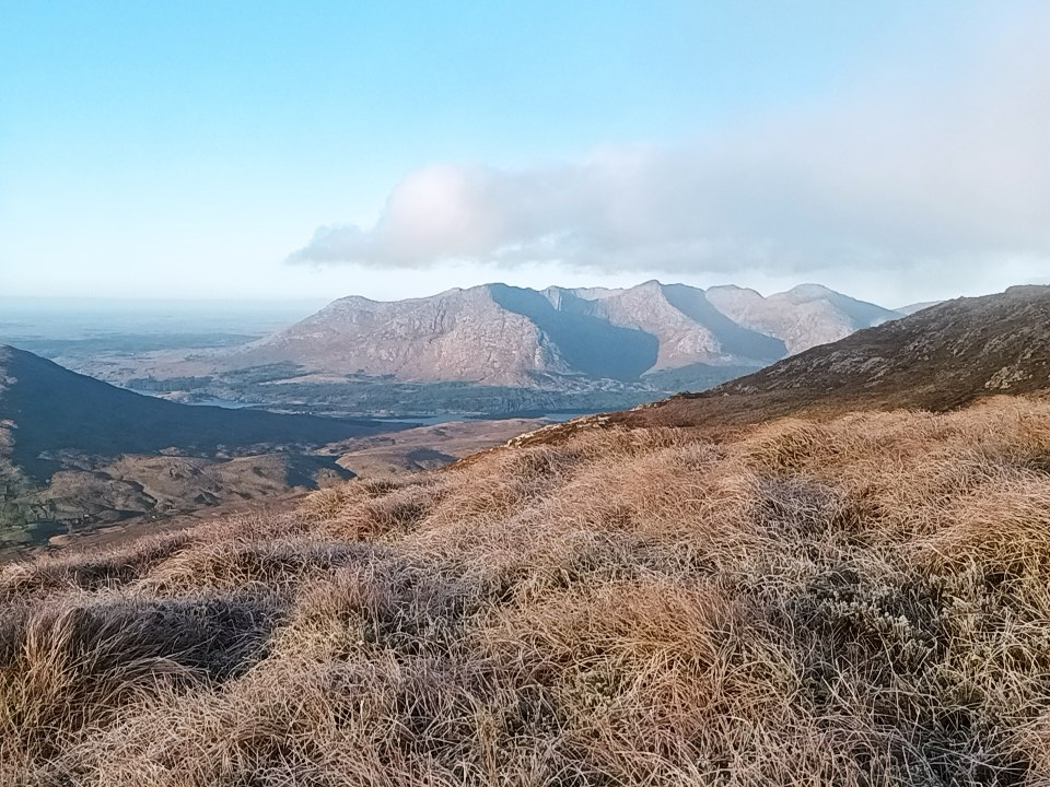 Folan123P's tweet photo. Binn Chaonaigh, Sléibhte na Maamturks ag Éirí na gréine #sioc  #conamara #hikingadventures #Sunrise https://t.co/AlDmYaYzq3