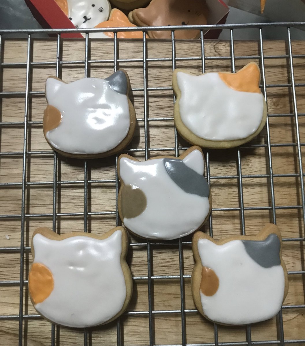 kanomgon's tweet photo. 🍪 ♡ คุกกี้ไอซิ่งหน้าเมี๊ยว ♡ 🍪

มาเปิดรับออเดอร์แล้วงับ !

- 1 ชิ้น 20.
- 1 กล่อง (4 ชิ้น) 75.
- 1 กล่อง (8ชิ้น) 150.
( เส้นผ่านศูนย์กลาง 5.3 )

ค่าส่ง 50. กล่องถัดไป+10

#คุกกี้ #ขายคุกกี้ #ขายขนม #คุกกี้ไอซิ่ง #ขนมโฮมเมด #คุกกี้รอยัลไอซิ่ง #คุกกี้โฮมเมด https://t.co/7hcyHBVfBh