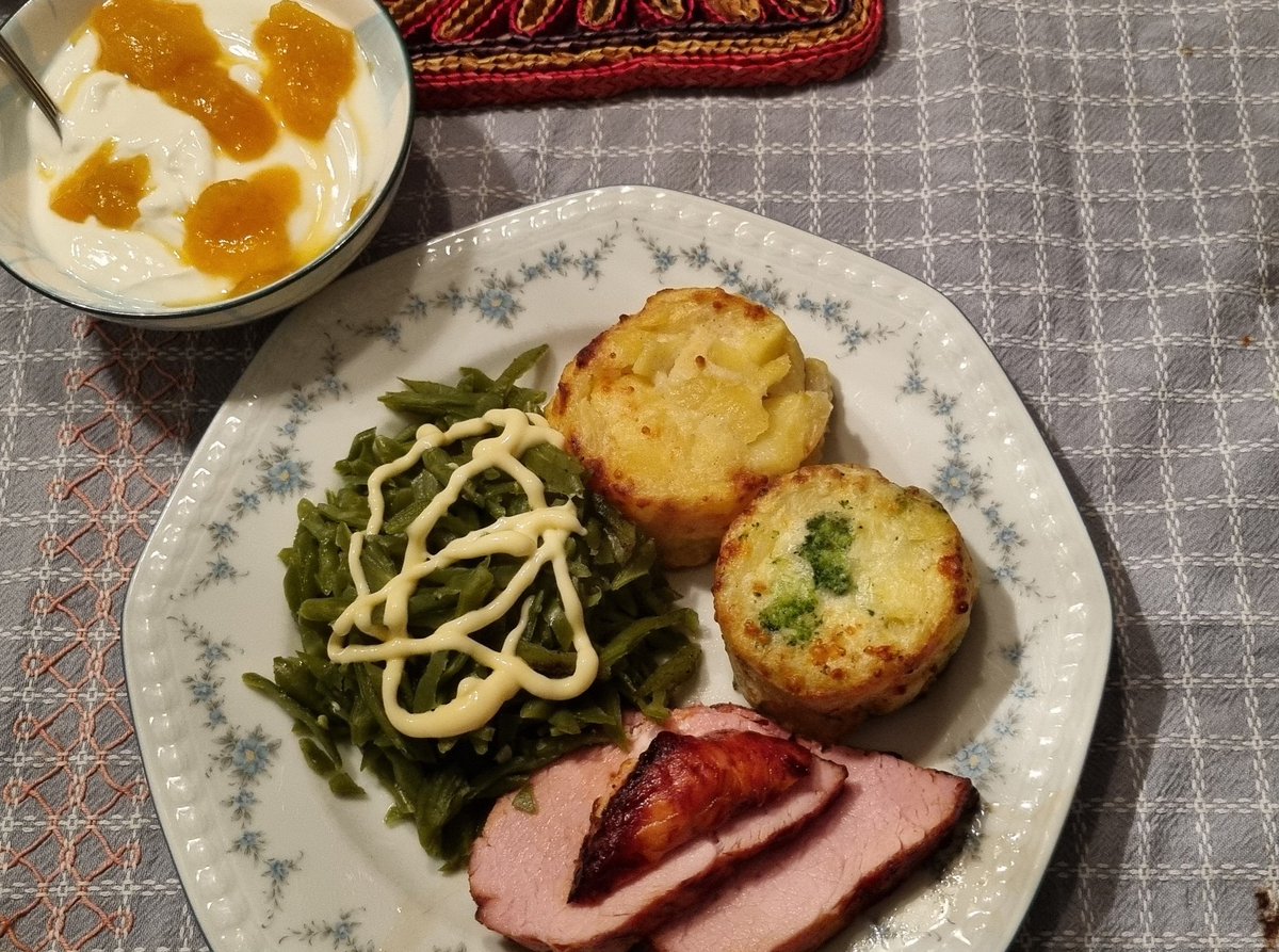 johan_klos's tweet photo. Goedenavond ons #kerstmaaltijd nog heerlijk #beenham in de #Airfryer gedaan met een heerlijk #toetje 🙋🙋‍♀️🙋‍♂️ https://t.co/hx8qJn64tV