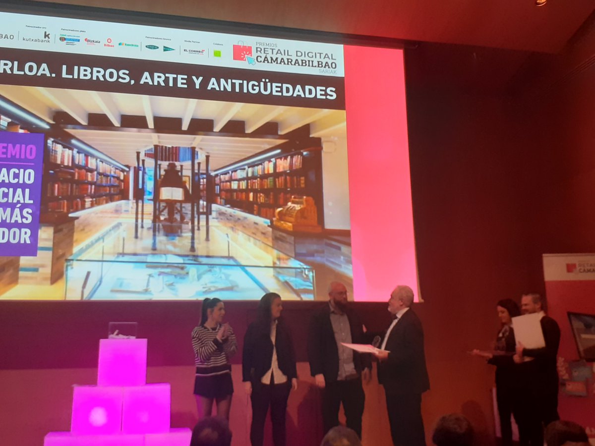 Camarabilbao's tweet photo. José Ignacio Zudaire, presidente de @Camarabilbao hace entrega del galardón al Espacio Comercial más Innovador para Astarloa. Libros, arte y antigüedades. 
#premiosretaildigital #retail #comercio https://t.co/AYFzIzwD0l
