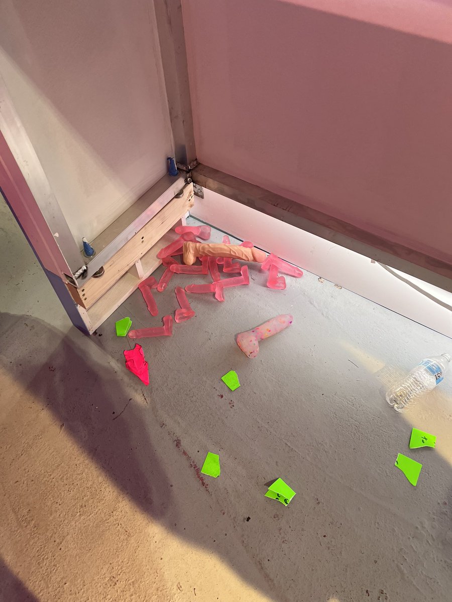 RichyNineNine's tweet photo. Not gonna lie I was offered one of these dildos from #worldpeace2 and I lost it somewhere in my house https://t.co/gTx9IYfWlx