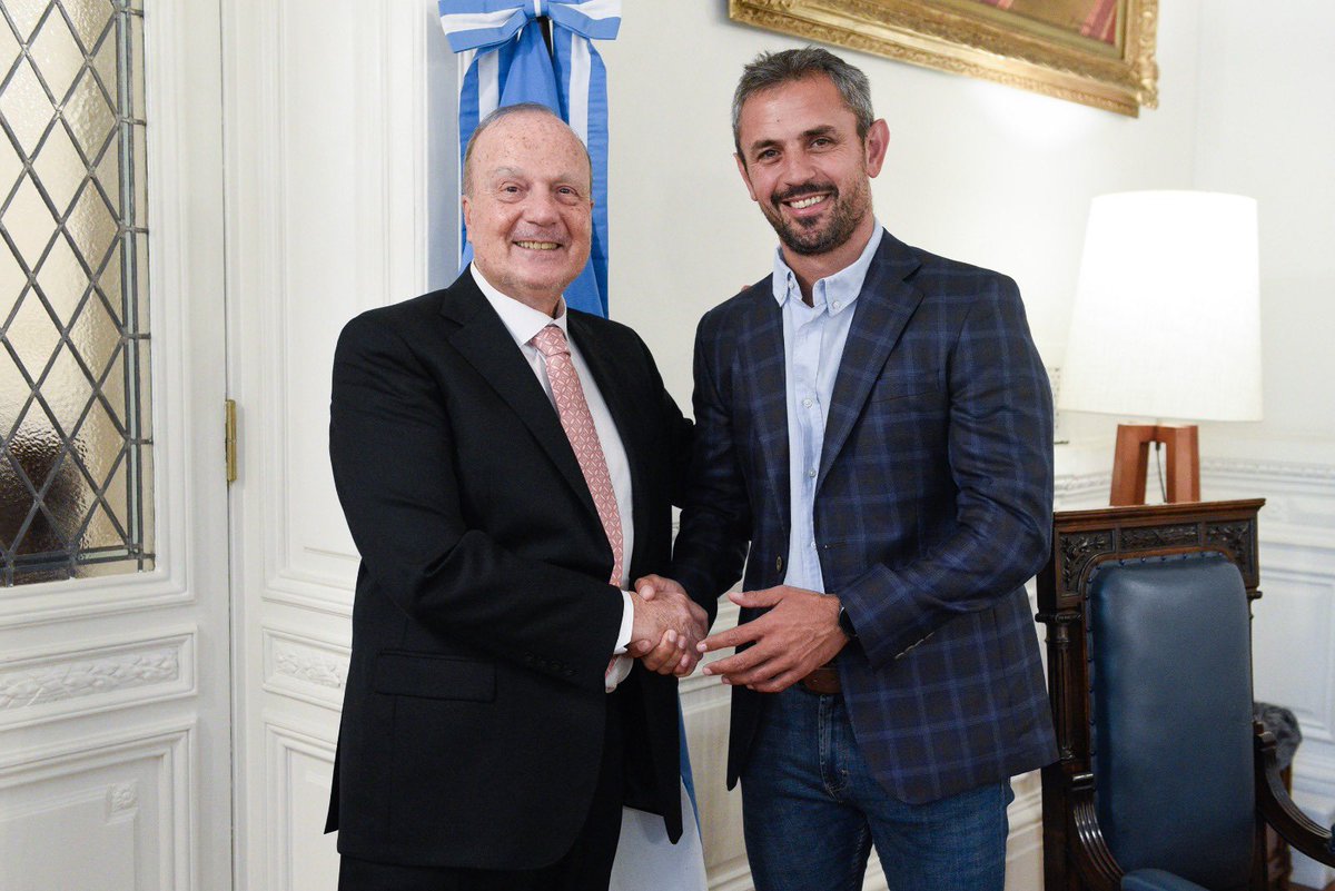 DiputadosAR's tweet photo. 👥| Tercera Jornada Informativa 

@MenemMartin, presidente de la Cámara, recibió al ministro de Infraestructura, Guillermo Ferraro, antes de su exposición en el plenario que debate el proyecto de "Ley de Bases y Puntos de Partida para la Libertad de los Argentinos". https://t.co/EJqQPIFV1O