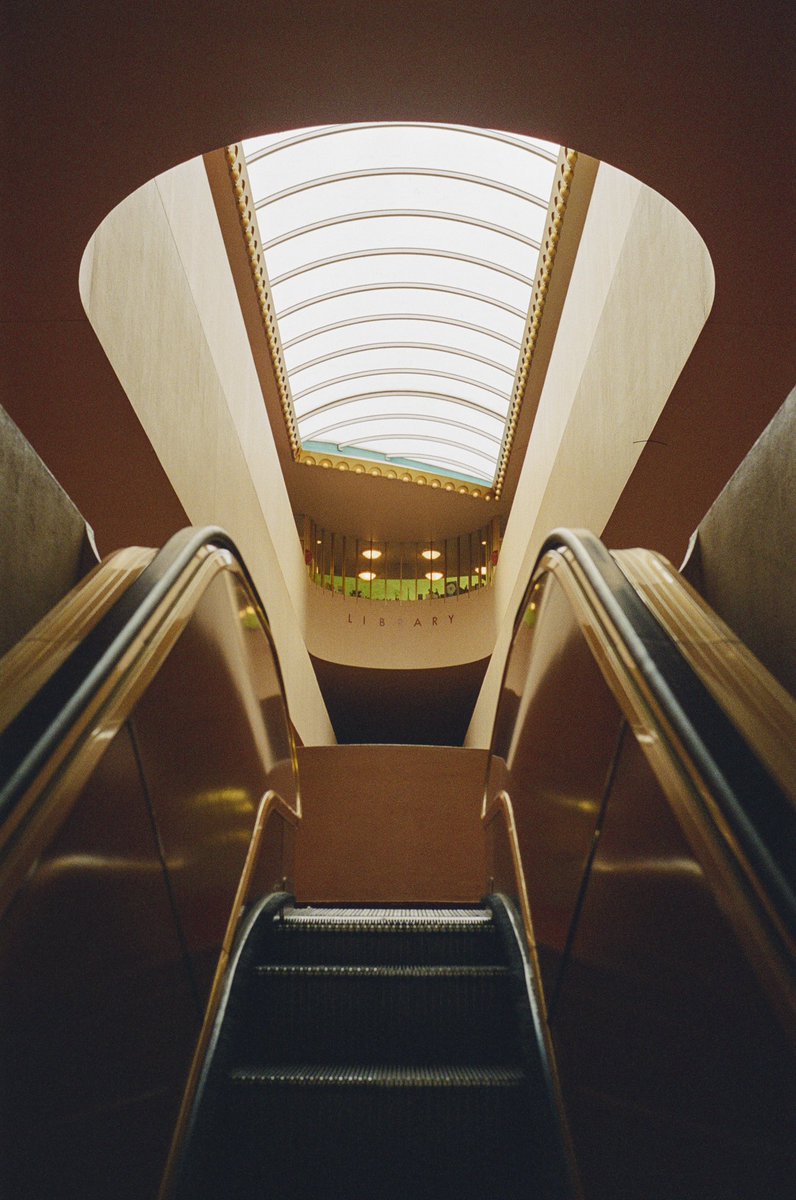 jakob_lr's tweet photo. A study of architecture 🎞️ https://t.co/FvKRFCHCir