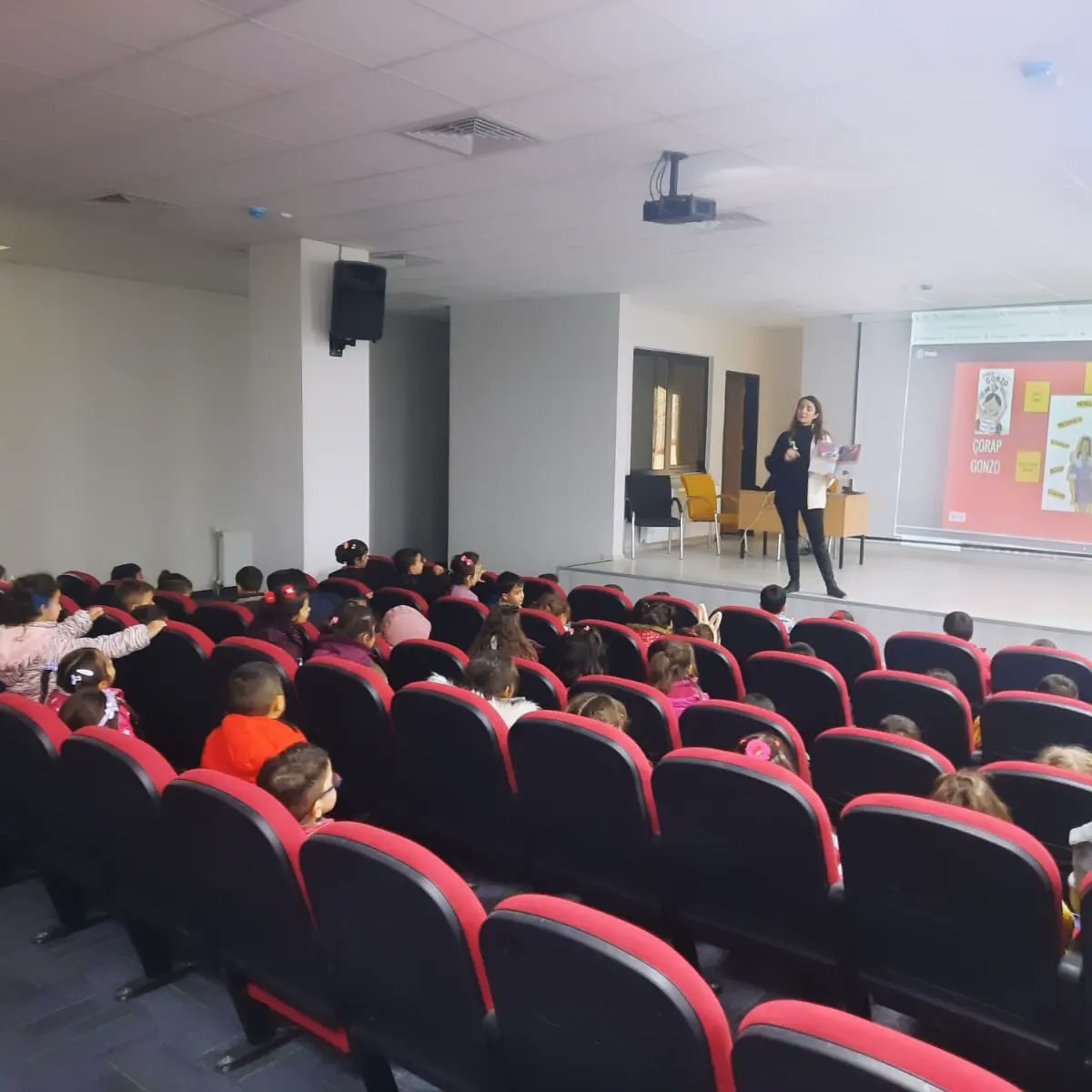 sulecelebioglu's tweet photo. Dilimizin Zenginlikleri projesi kapsamında yazar Gülşen Manisalı "Çorap Gonzo" isimli kitabıyla farklı etkinlikler düzenleyerek çocuklarla eğlenceli ve öğretici vakit geçirdi. Kendisine teşekkürlerimizi sunuyoruz. 💐 @emre_caliskan @denizlimem  #dilimizinzenginlikleriprojesi https://t.co/9ETBOjPTjB