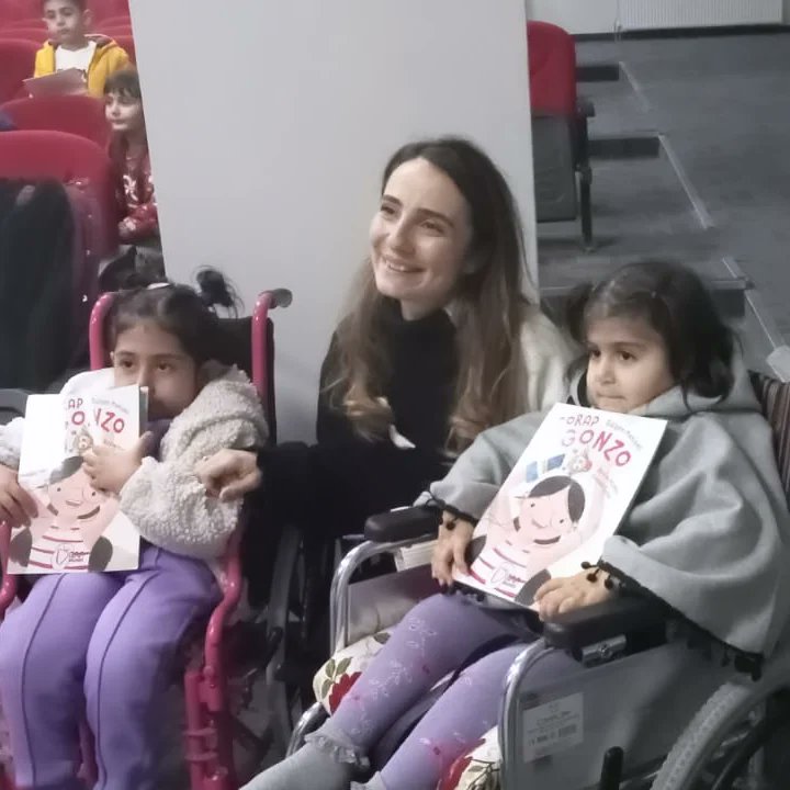 sulecelebioglu's tweet photo. Dilimizin Zenginlikleri projesi kapsamında yazar Gülşen Manisalı "Çorap Gonzo" isimli kitabıyla farklı etkinlikler düzenleyerek çocuklarla eğlenceli ve öğretici vakit geçirdi. Kendisine teşekkürlerimizi sunuyoruz. 💐 @emre_caliskan @denizlimem  #dilimizinzenginlikleriprojesi https://t.co/9ETBOjPTjB