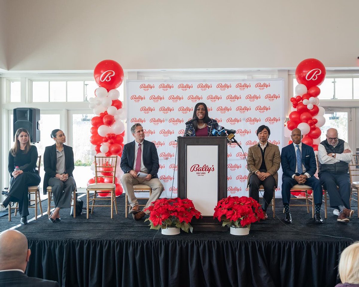 bronxbp's tweet photo. It is a new day in the Bronx! 

Today, we unveiled new signage for Bally’s Golf Links at Ferry Point. This name change shows the rest of the world that our borough means business and we are ready to chart a new course. https://t.co/1JbPJiJ8ZQ