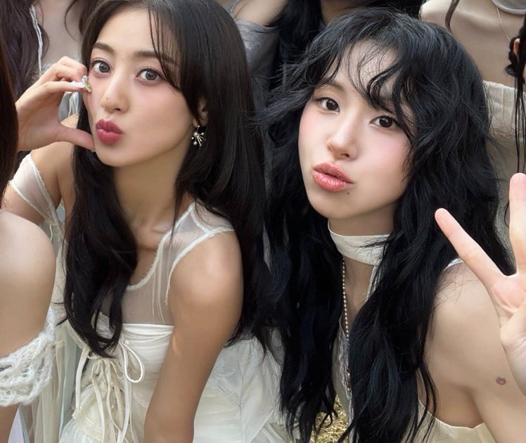 jichaengblunt's tweet image. what do you call a person who like’s jihyo and chaeyoung together….A JICHAENGER🤣🤣🤣🤣🤣🤣🤣 #kneeslapper #jichaener #jichaengbeatabitchupyup