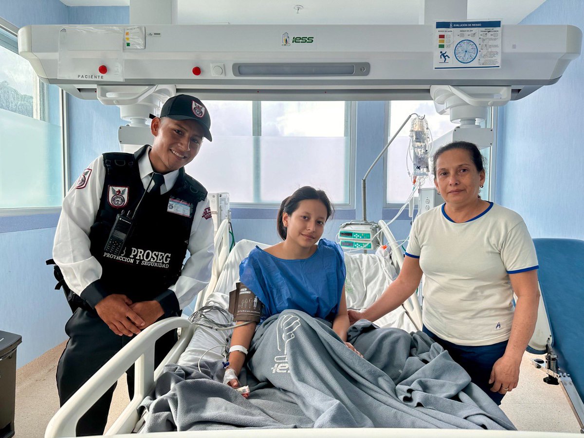 IESS_Ceibos's tweet photo. #IESSteInforma | Destacamos la calidad humana de Deyvi Franco👮🏻‍♀️🎖️. Hoy nuestra máxima autoridad condecoró al colaborador de seguridad por su oportuno accionar. https://t.co/ConL01KIq7
