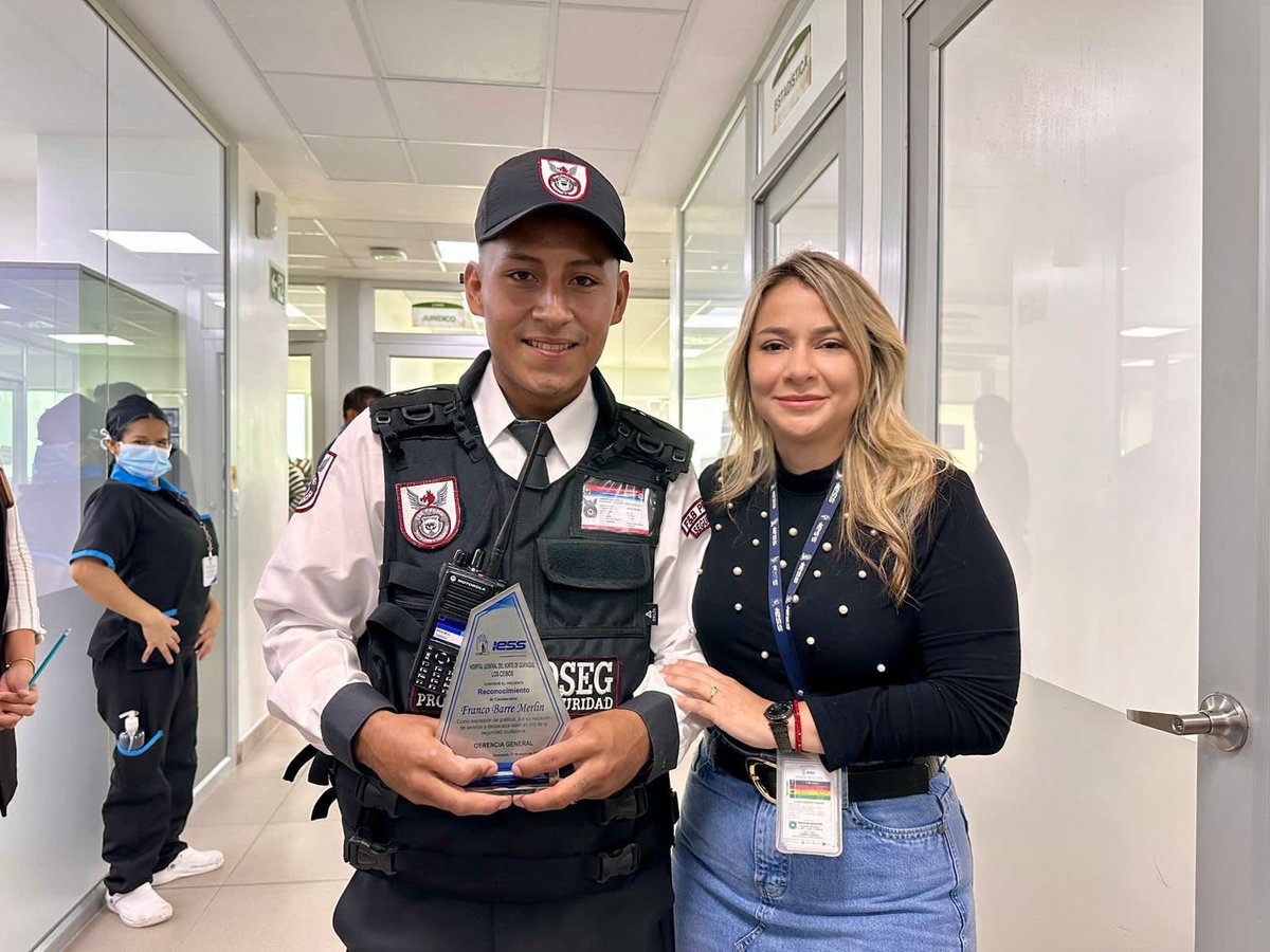 IESS_Ceibos's tweet photo. #IESSteInforma | Destacamos la calidad humana de Deyvi Franco👮🏻‍♀️🎖️. Hoy nuestra máxima autoridad condecoró al colaborador de seguridad por su oportuno accionar. https://t.co/ConL01KIq7
