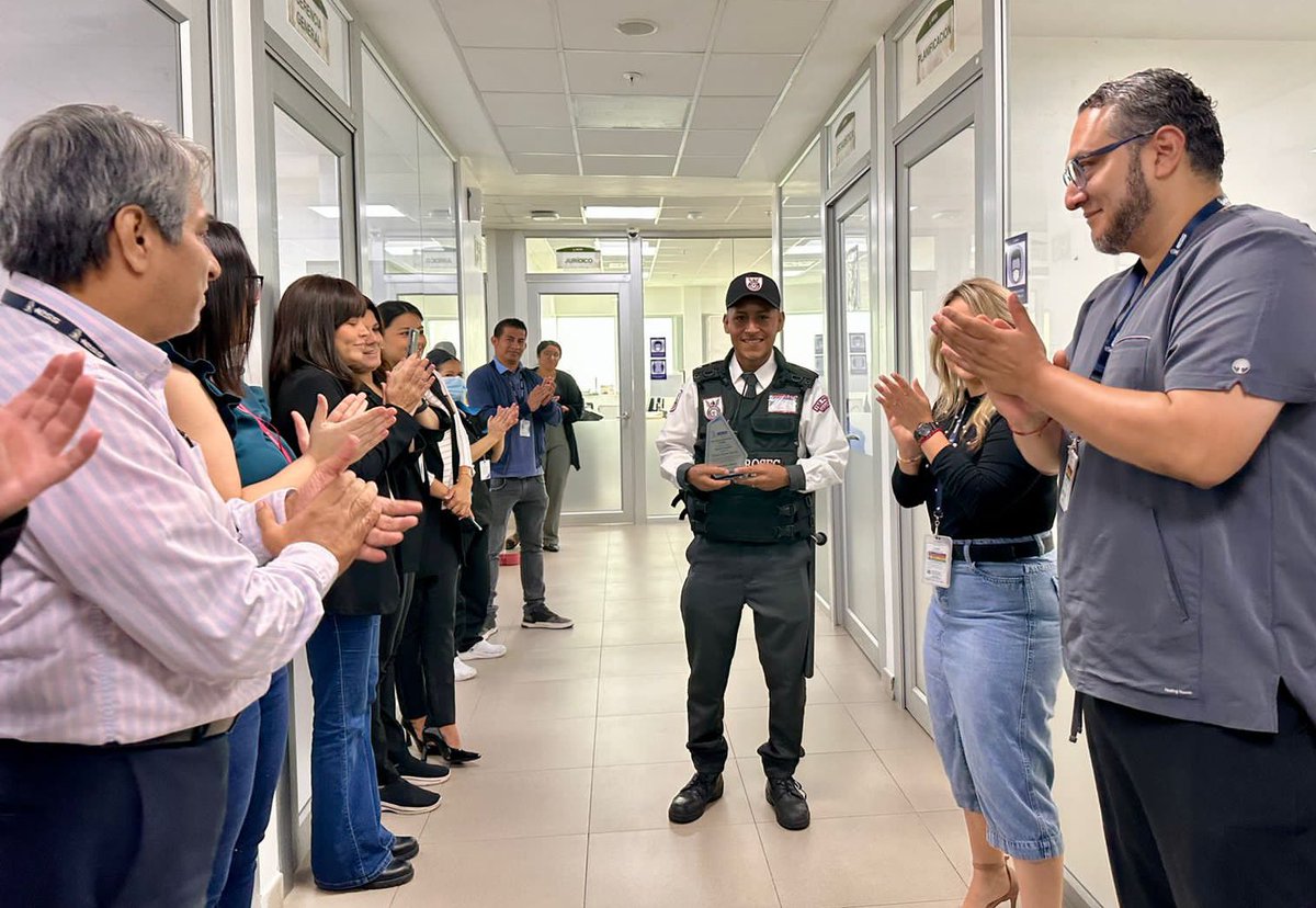 #IESSteInforma | Destacamos la calidad humana de Deyvi Franco👮🏻‍♀️🎖️. Hoy nuestra máxima autoridad condecoró al colaborador de seguridad por su oportuno accionar.