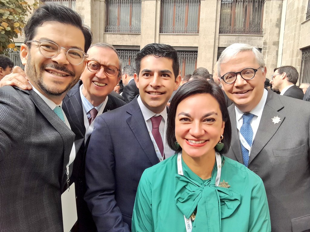 Es un orgullo para el SEM que uno de sus principales juristas, el Emb. <a href="/JMGomezRobledo/">Dr. Juan M. Gómez-Robledo V.</a>, será ahora juez de la Corte Internacional de Justicia. Coincidir en esta carrera con compañeros como <a href="/feller_jennifer/">Jennifer Feller</a> <a href="/mborregol/">Martín Alonso Borrego Llorente</a> y <a href="/JoseIMadrazoB/">José Ignacio Madrazo</a> hace esta vocación más satisfactoria. ❤️