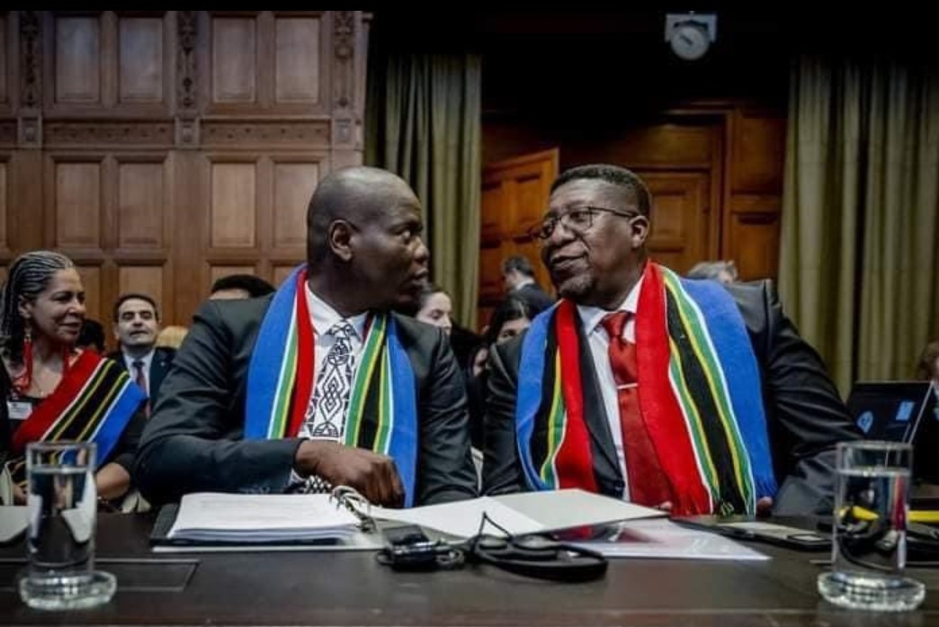 التاريخ يحاكم ويعاقب ولو بعد حين!
كانا طفلين من جنوب إفريقيا نجيا بأعجوبة من قتل النظام العنصري لهما بقنابل إسرائيلية قبل نصف قرن وقبل أن يسقطه نيلسون مانديلا إلى الأبد!
اليوم الطفلان أصبحا محاميين مرموقين يحاكمان إسرائيل ويعاقبانها في محكمة العدل الدولية لجرائمها في غزة!