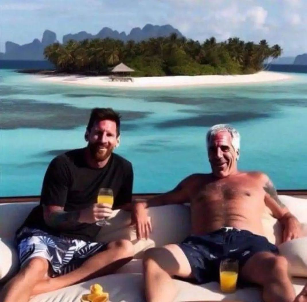 GuerrerosMexica's tweet photo. 👀 👉 A VER, A VER ¿QUÉ ESTÁ PASANDO?
- ¿MESSI CON EL "PERVERTIDO PEDÓFILO" (YA DIFUNTO) JEFFREY EPSTEIN?

💥 Algo no está bien en todo esto. Miren los símbolos tatuados en los brazos del jugador y en su camiseta (playera) y entenderán muchas cosas. https://t.co/VPLnkjnNNt