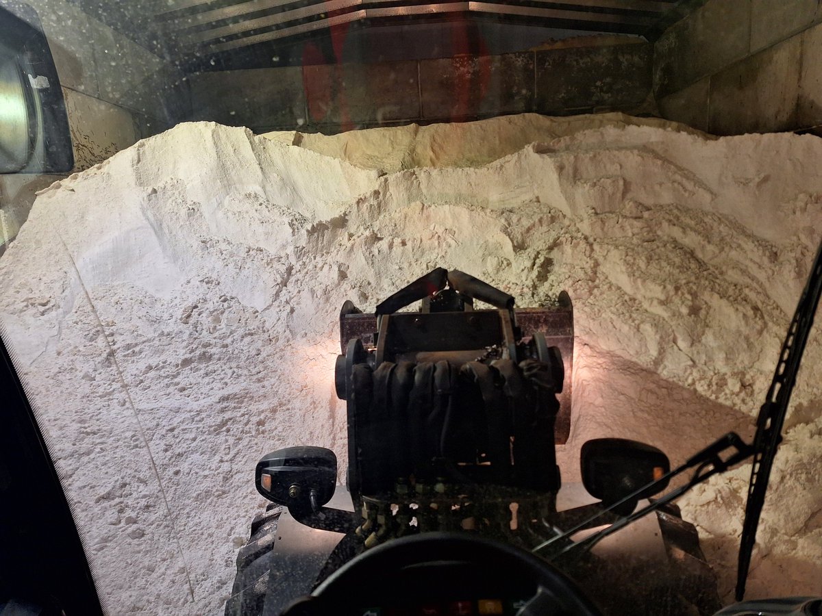 Door verdunning en in verband met mogelijke opklaringen en rond het vriespunt gaat @lansingerland preventief strooien. #gladheidbestrijding #veilgheid #dienstbaar