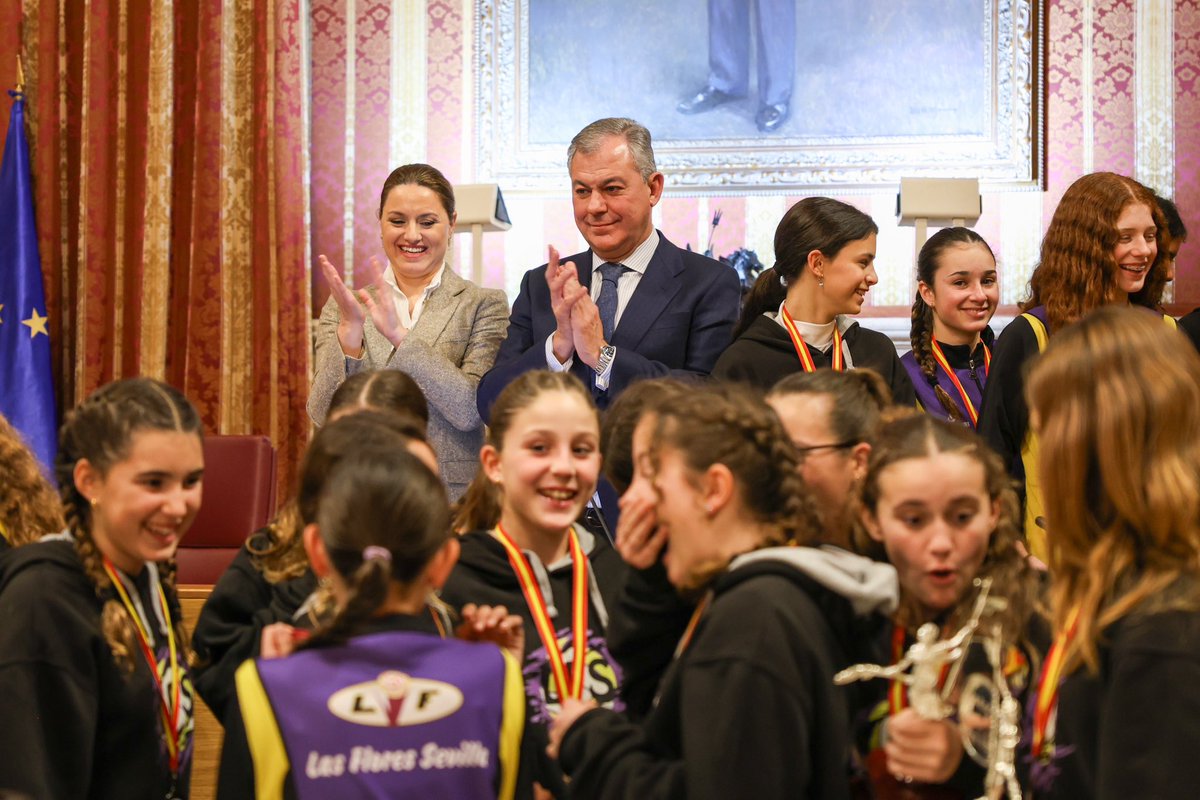 jlsanzalcalde's tweet photo. Reconocemos 🎖️a las grandes deportistas del Club Las Flores de voleibol 🏐 por los resultados obtenidos en la Copa de España 🇪🇸 

Gracias y enhorabuena 👏🏻por vuestro trabajo, esfuerzo y dedicación y por ser Marca Sevilla.

¡Sois un orgullo 😊 para todos! https://t.co/0KO2rruMWI