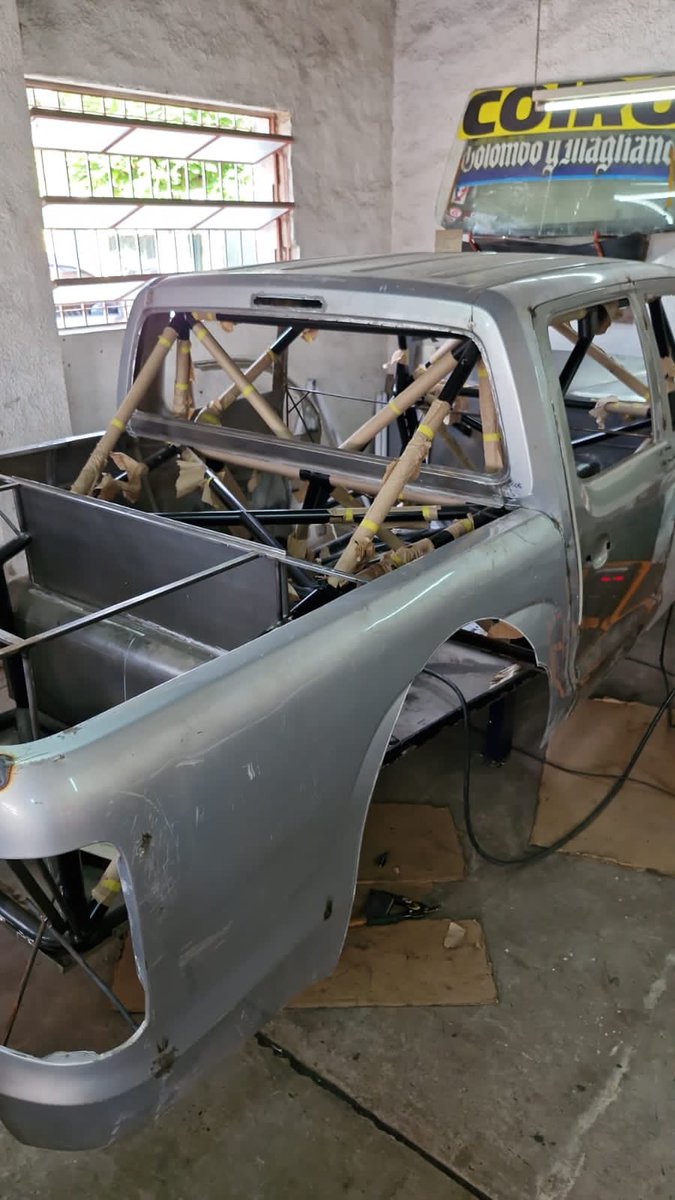 Avances en la nueva Amarok de #TCPickUp que tendremos en este 2024.
Se finaliza por estos días con el enchapado para que luego comenzar con los trabajos de pintura y armado de cara a la primera fecha del 10 y 11 de Febrero en La Plata.

Próximamente definiremos el piloto 👀.