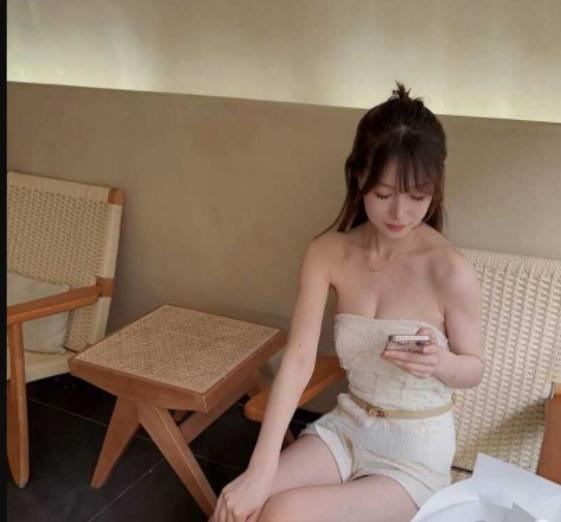 Mandy0306969069's tweet photo. 来自瓜友分享文件：世界之大无奇不有！真实农村家族大乱LUN妈妈 女儿 妹妹 爸爸 爷爷 一锅烩!视频链接：?? https://t.co/PUIm7XwK6B https://t.co/yI6UFbKba0