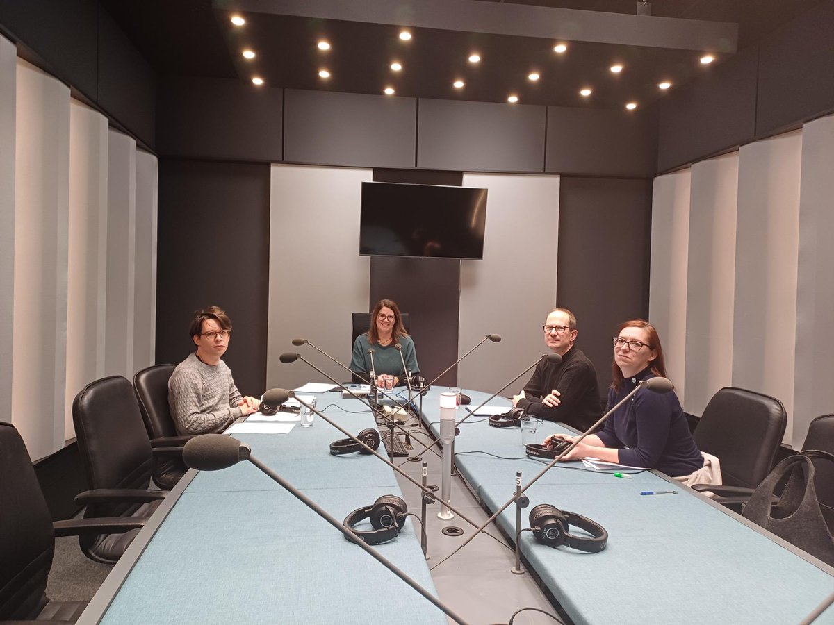 V Studiu ob 17.00 o  predlagani medijski zakonodaji. Voditeljica <a href="/LucijaDR/">Lucija Dimnik Rikić</a> in gostje: <a href="/ljkucic/">Lenart J. Kucic</a> (<a href="/mk_gov_si/">Ministrstvo za kulturo</a>), Mojca Zorko (<a href="/novinarSI/">Društvo novinarjev Slovenije</a>), Gal Krizmanič (<a href="/radiostudent/">Radio Študent</a>) in Suzana Žilič Fišer (<a href="/medijske/">MedijskeKomunikacije</a>). 
prvi.rtvslo.si/podkast/studio…