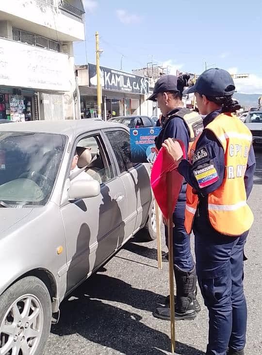 Cuerpo de Policía Nacional Bolivariana. tweet media