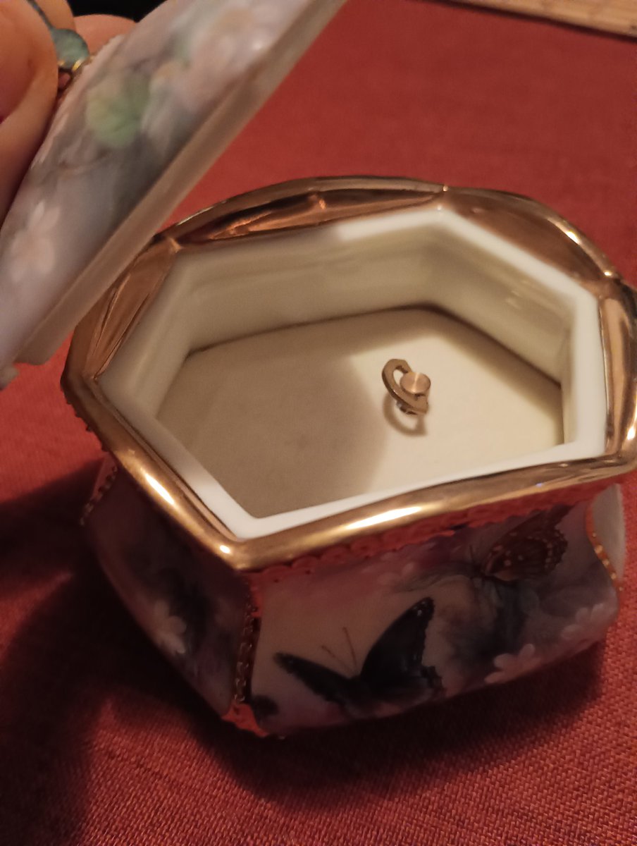 My new beautiful music box. Plays "Wind beneath my wings" :) A song from my birth year. Love it so so much! :)