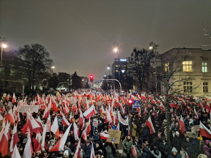 Vito82488734's tweet image. Będę szczery, teraz mogę. Nie wierzyłem w ten protest. Przewidywałem góra 10 tys. osób. Bo zima, mróz, wiatr, śnieg, dzień powszedni - a naprzeciw rozgrzana junta. Jestem tak zaskoczony, że do tej chwili nie wierzę w to, co widziałem. Polacy obudzili się. To początek końca Tuska.