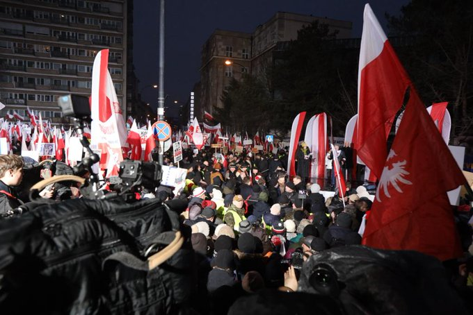 Vito82488734's tweet image. Będę szczery, teraz mogę. Nie wierzyłem w ten protest. Przewidywałem góra 10 tys. osób. Bo zima, mróz, wiatr, śnieg, dzień powszedni - a naprzeciw rozgrzana junta. Jestem tak zaskoczony, że do tej chwili nie wierzę w to, co widziałem. Polacy obudzili się. To początek końca Tuska.