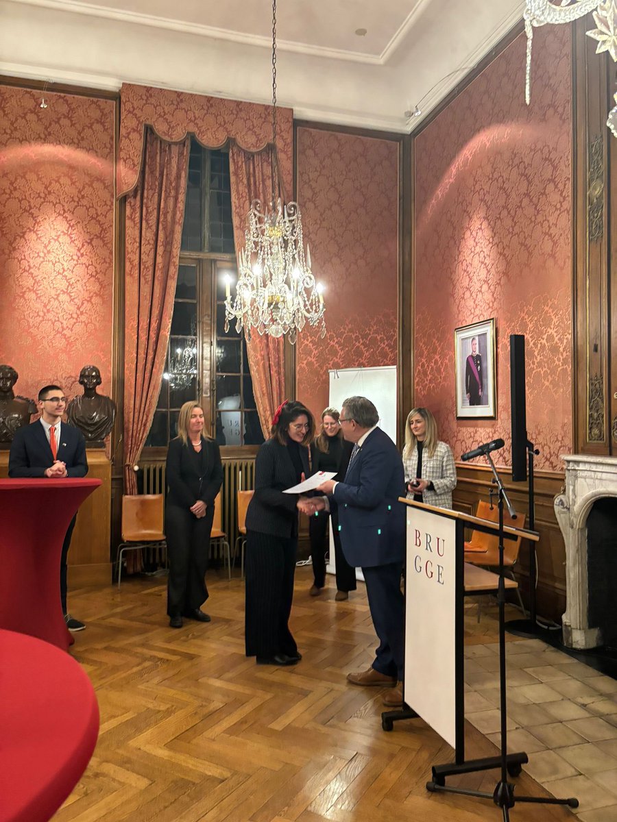 As our period in the European Diplomatic Academy draws near, Mayor @dirk_defauw kindly granted us honorary citizenship of Bruges, where we will always feel welcome to return. Thank you for hosting us!