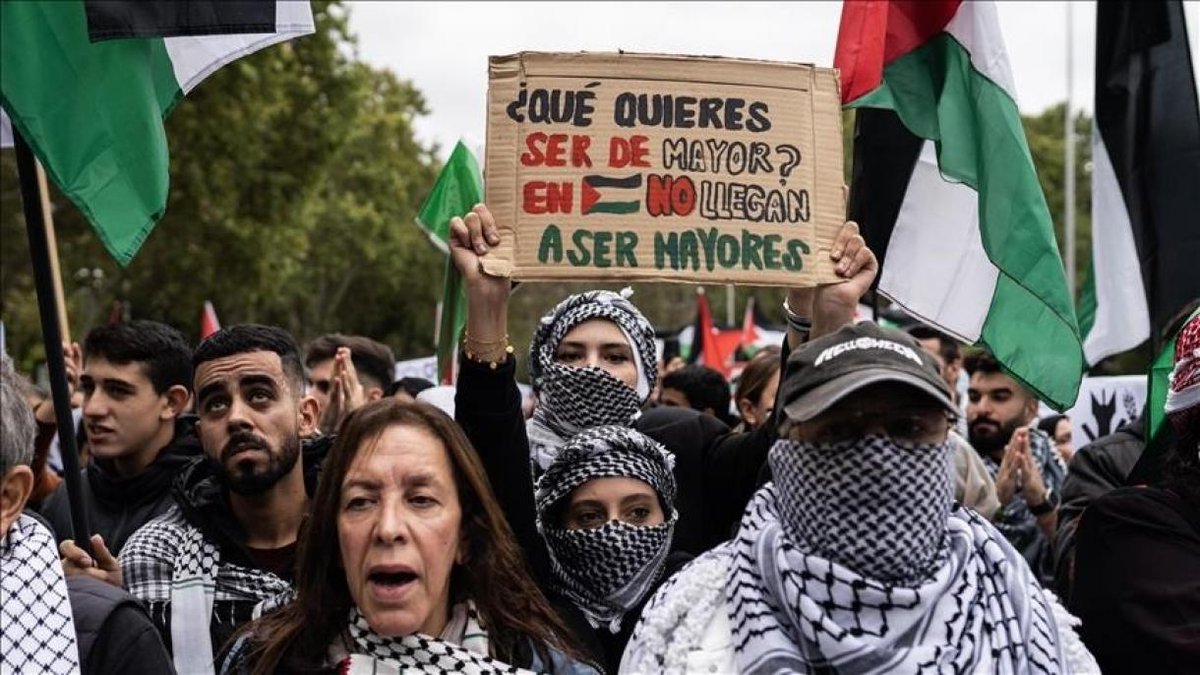 jpmasespanol's tweet photo. 🇿🇦 Manifestantes en respaldo a Palestina se congregan en las afueras de La Haya durante la audiencia de dos días para revisar la denuncia de Sudáfrica contra Israel. En la acusación, se señala a Israel de violar la Convención contra el Genocidio de las Naciones Unidas, alegando la pérdida de más de 23 mil vidas civiles palestinas en Gaza.