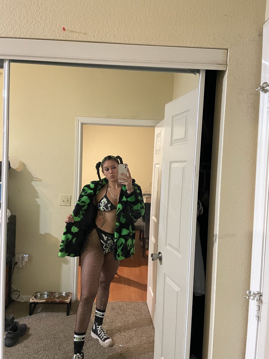 melon_felon__'s tweet photo. Just a girl who wants to break her neck 🥲 #iloveraves https://t.co/rSXD1IhP3U