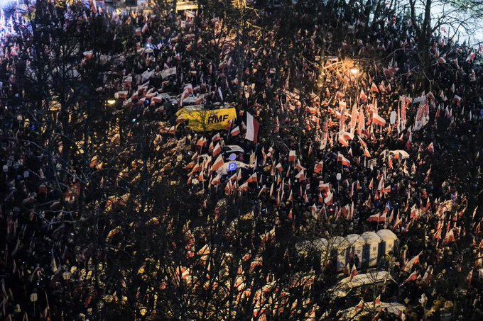 Vito82488734's tweet image. Będę szczery, teraz mogę. Nie wierzyłem w ten protest. Przewidywałem góra 10 tys. osób. Bo zima, mróz, wiatr, śnieg, dzień powszedni - a naprzeciw rozgrzana junta. Jestem tak zaskoczony, że do tej chwili nie wierzę w to, co widziałem. Polacy obudzili się. To początek końca Tuska.