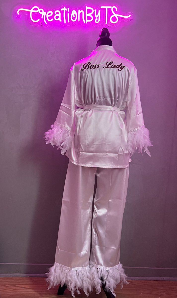 CreationByTS's tweet photo. Le terme « Lady Boss » est beaucoup revenu comme demande de personnalisation. 

Ces femmes battantes et indépendantes, qui travaillent d’arrache-pied pour leur épanouissement professionnel. 

Ce modèle vous ai destiné. 🥰

💲: 25 000FCFA, existe en noir, rouge, et rose. https://t.co/4yYwBNtC0H