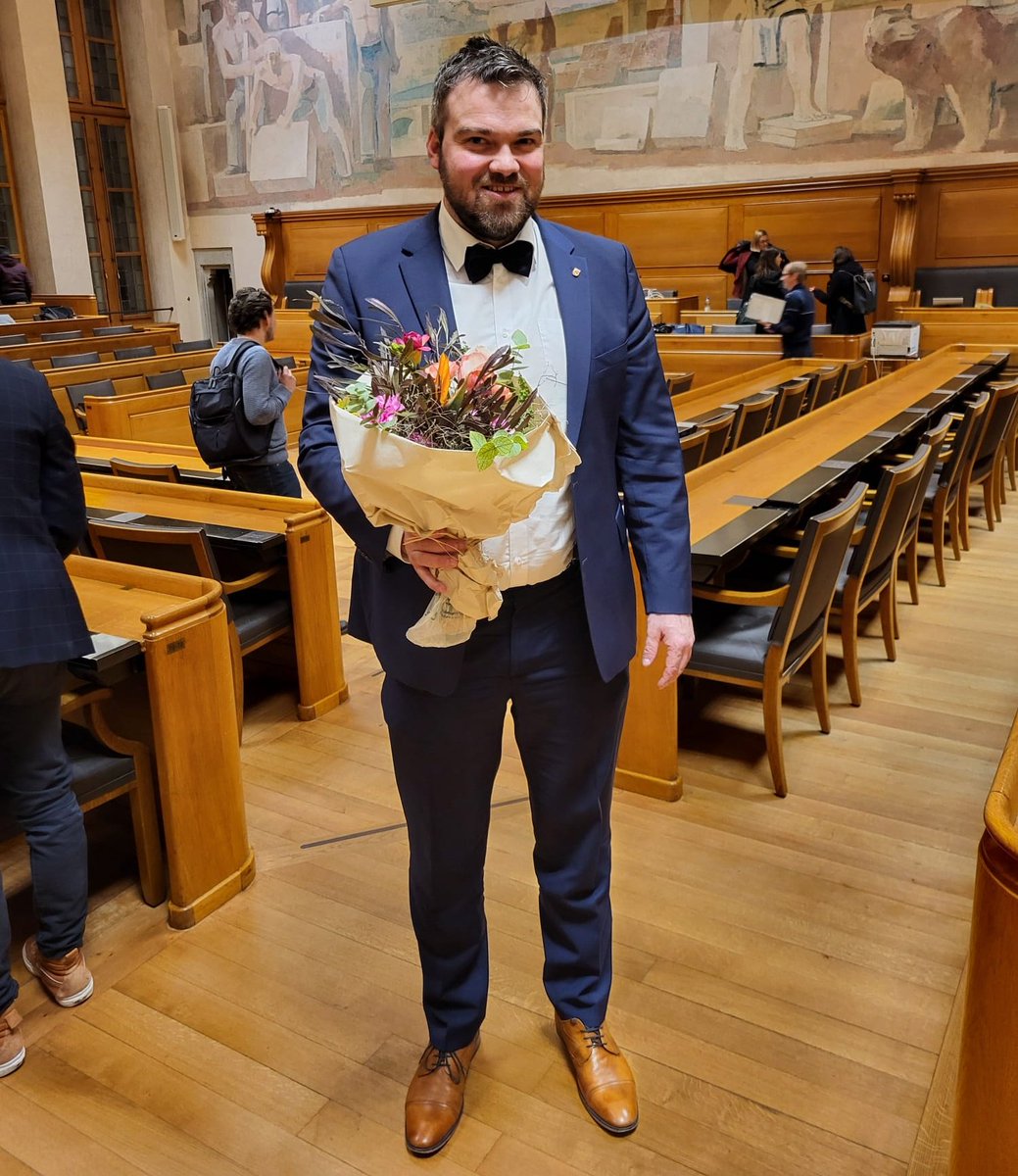 TomCBerger's tweet photo. Heute Abend hat mich das Berner Stadtparlament zum ersten Vizepräsidenten gewählt. Es gab Blumen. Freude herrscht. #srbe https://t.co/w8QLwl2qNA