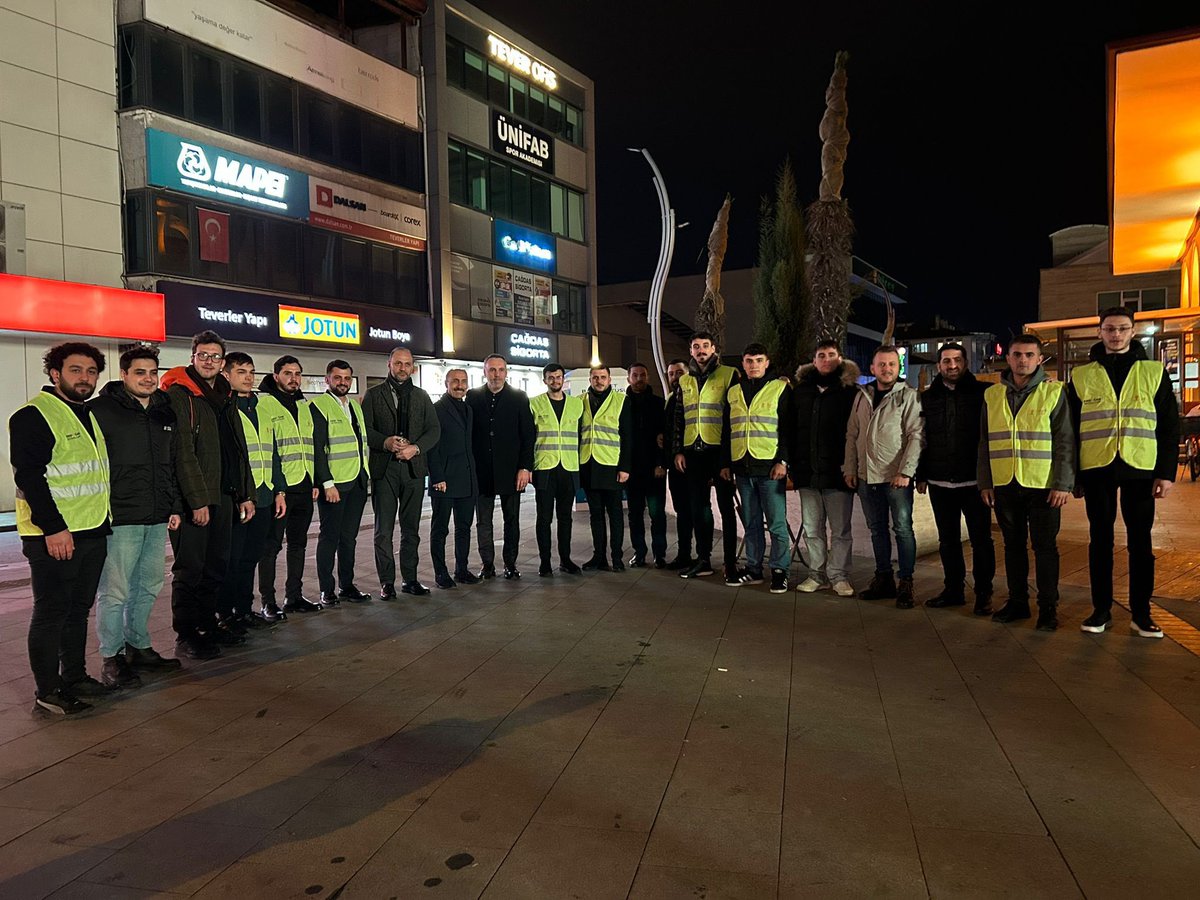 YeniSecmen54's tweet photo. İl Başkanımız Sn. Yunus Tever ve İl Genclik Kolları Başkanımız Hüseyin Serdar Akgün ile birlikte Recep ayının mağfiret ve faziletiyle yüklü mübarek Regaip Kandili vesilesiyle yatsı namazı sonrası cemaatimize ikramda bulunduk. 

Tüm İslam aleminin #RegaipKandili mübarek olsun 🤲🏼 https://t.co/iFG4ChXNEd