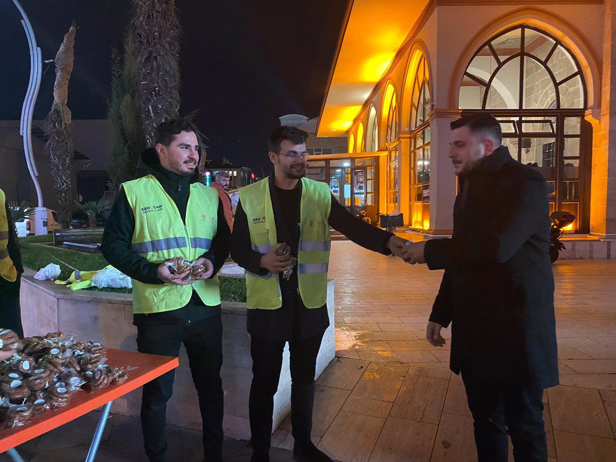YeniSecmen54's tweet photo. İl Başkanımız Sn. Yunus Tever ve İl Genclik Kolları Başkanımız Hüseyin Serdar Akgün ile birlikte Recep ayının mağfiret ve faziletiyle yüklü mübarek Regaip Kandili vesilesiyle yatsı namazı sonrası cemaatimize ikramda bulunduk. 

Tüm İslam aleminin #RegaipKandili mübarek olsun 🤲🏼 https://t.co/iFG4ChXNEd